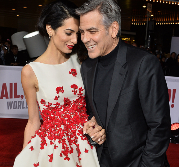 Πλέον δεν κρύβεται με τίποτα! Δείτε πόσο έχει φουσκώσει η κοιλιά της Amal Alamuddin!