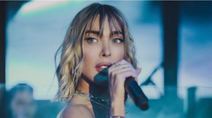 Αμαρυλλίς: Ποζάρει πρώτη φορά δημόσια σε προχωρημένη εγκυμοσύνη [εικόνες]