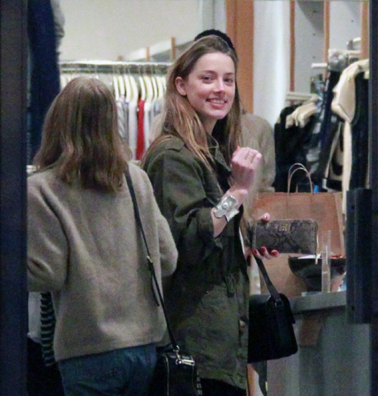 Η νέα σύντροφος του Johnny Depp κολλητή με την κόρη του [φωτογραφίες]