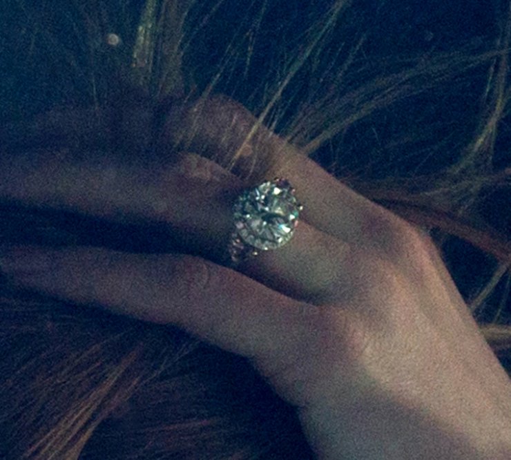 Δείτε το τεράστιο μονόπετρο της Amber Heard [φωτογραφίες]