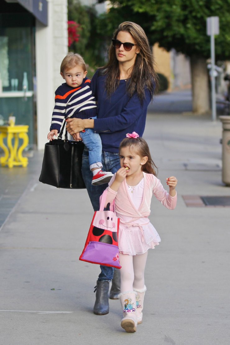 Allesandra Ambrosio: Σέξυ μαμά με τα όλα της!