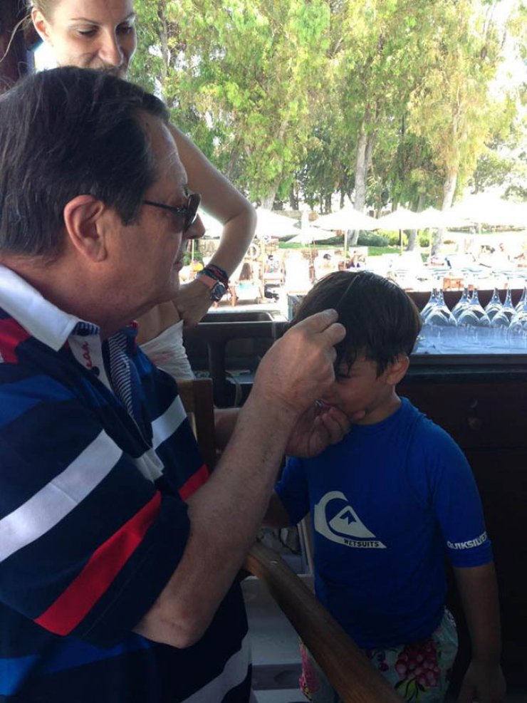 Νίκος Αναστασιάδης: Έδειξε στον εγγονό του πως να κάνει την "χωρισσιά" 