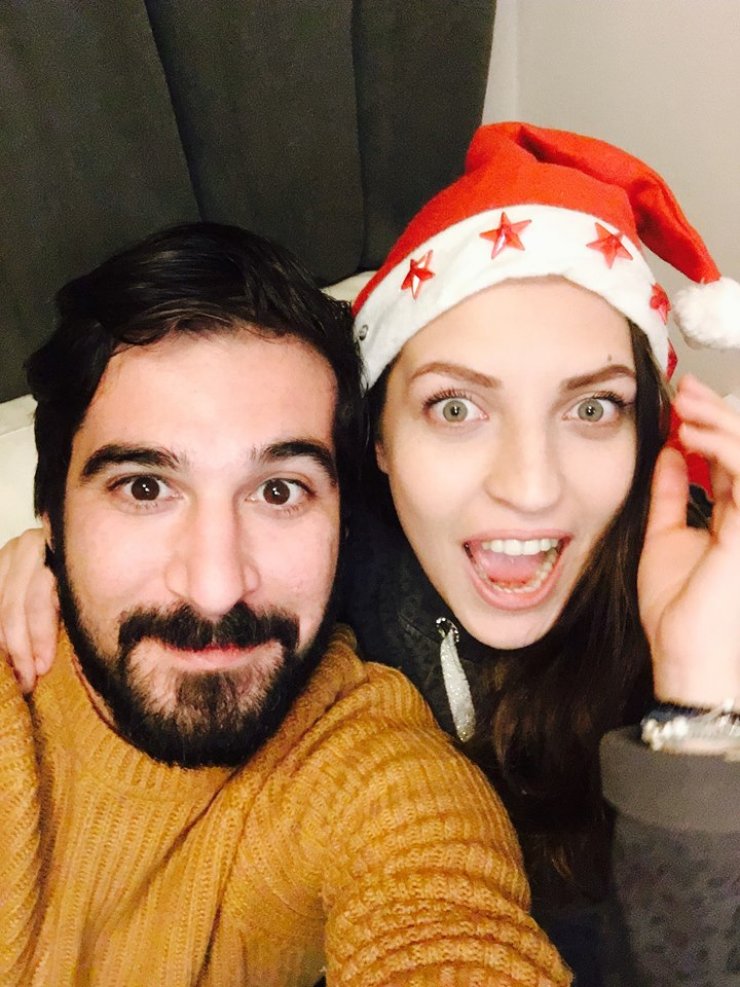 Γιώργος Αναγιωτός: Σε χριστουγεννιάτικη διάθεση αγκαλιά με τη σύντροφό του!