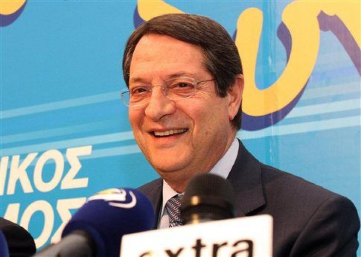 Δείτε το Νίκο Αναστασιάδη να μπουγελώνεται για το ice bucket challenge [βίντεο]