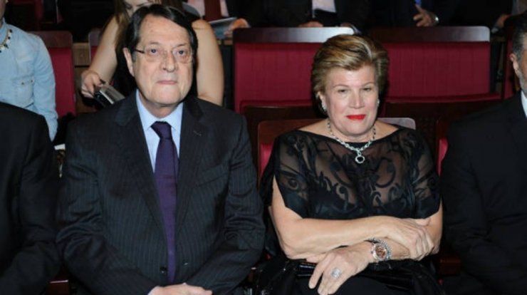 Νίκος Αναστασιάδης: Η τούρτα υπερπαραγωγή, το τραγούδι και το φιλί από την Πρώτη Κυρία!