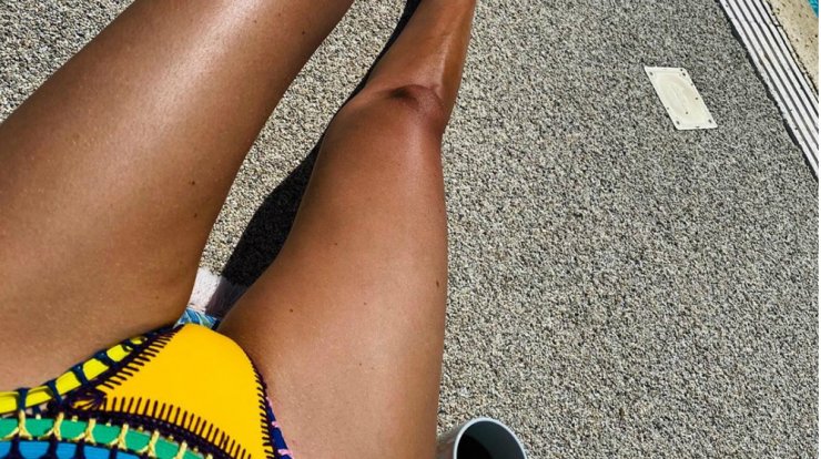 Επώνυμη Κύπρια φόρεσε το μπικίνι της και έκανε ηλιοθεραπεία στην πισίνα του σπιτιού της