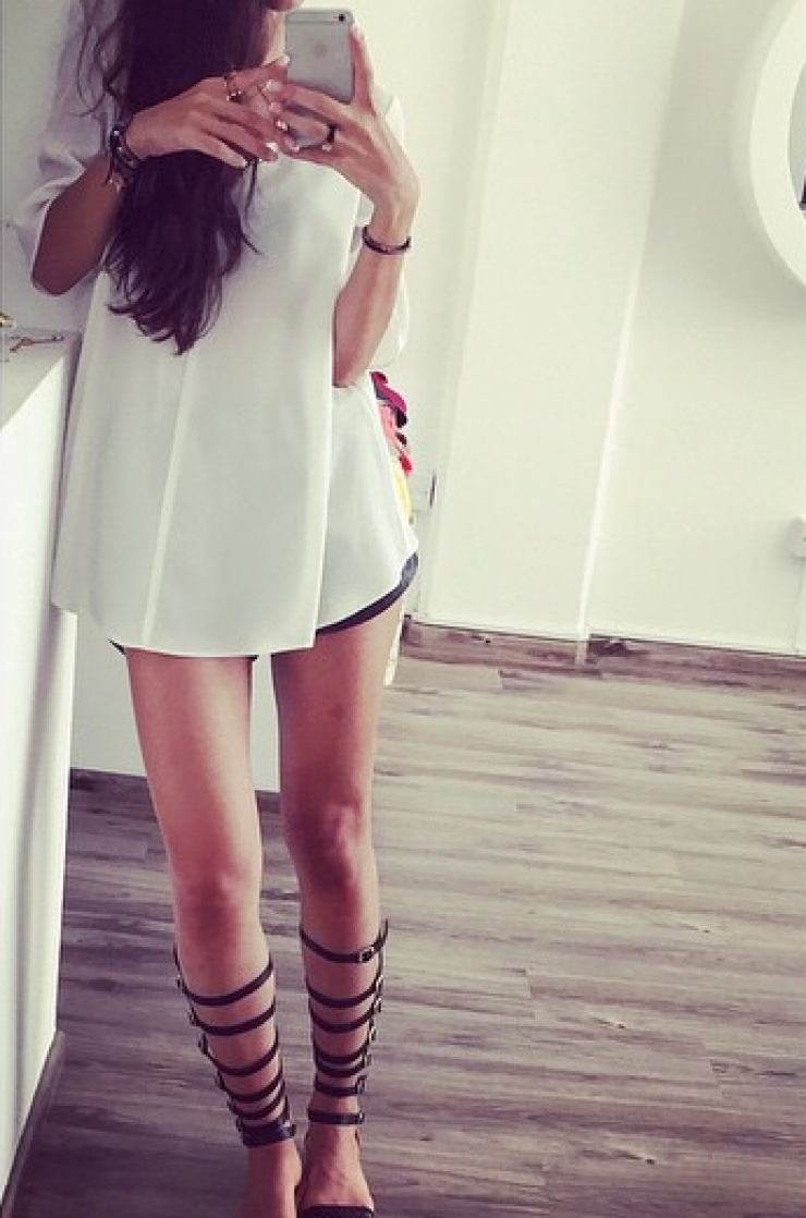 Τα σέξι πόδια της συντρόφου Κύπριου ποδοσφαιριστή!