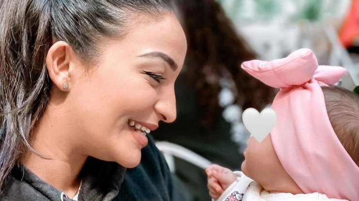 Άντρεα Νικολάου Παναγή: Φωτογραφίζεται με ολόιδιο look με την τριών μηνών κόρη της στο παιδικό δωμάτιο