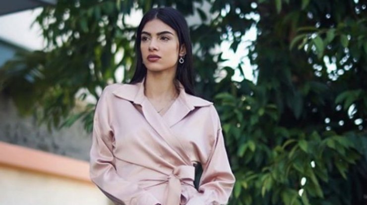 Άντρεα Κυριάκου: Τραγουδάει και μας δείχνει τη γκαρνταρόμπα της [βίντεο]