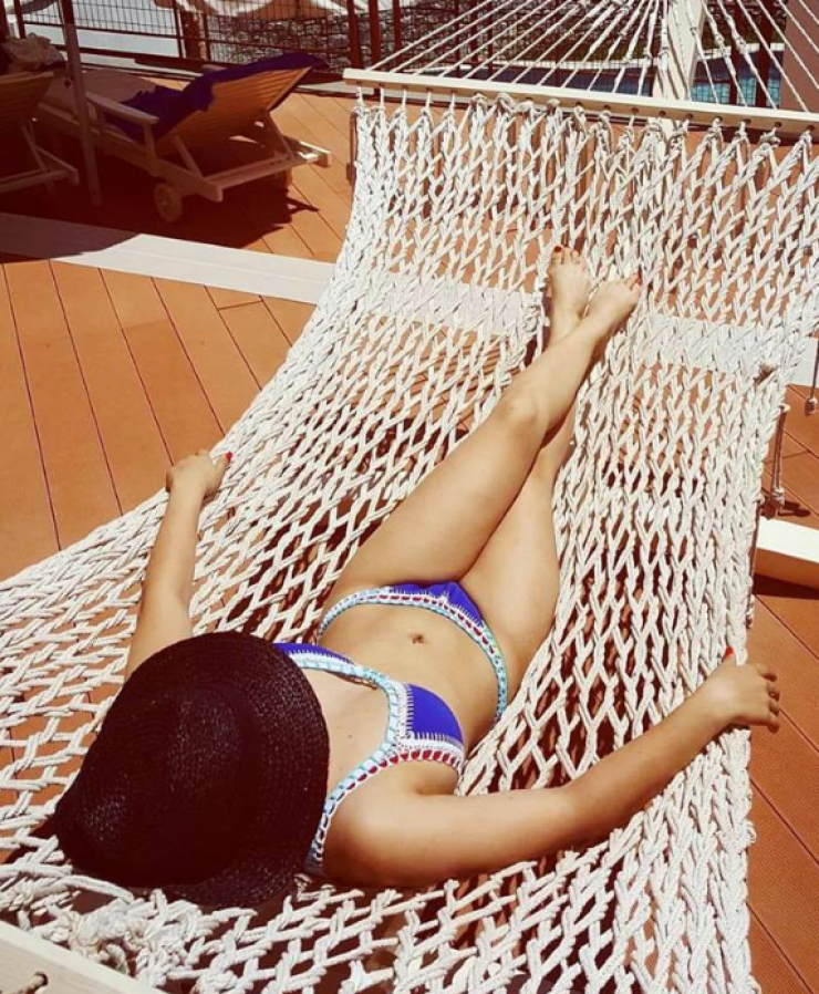 Η καυτή πόζα επώνυμης Κύπριας στην Σκιάθο