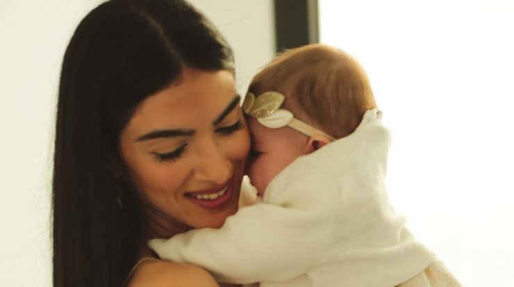 Άντρεα Κυριάκου: Παιχνίδι με την κόρη της, Μαρίλια [εικόνα]