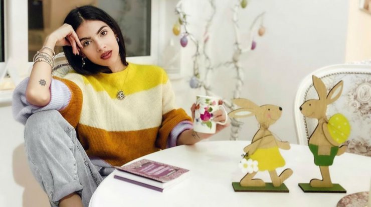 Άντρεα Κυριάκου: Μας ξεναγεί στο σαλόνι της και μας δείχνει την πασχαλινή διακόσμηση που έκανε! [βίντεο]