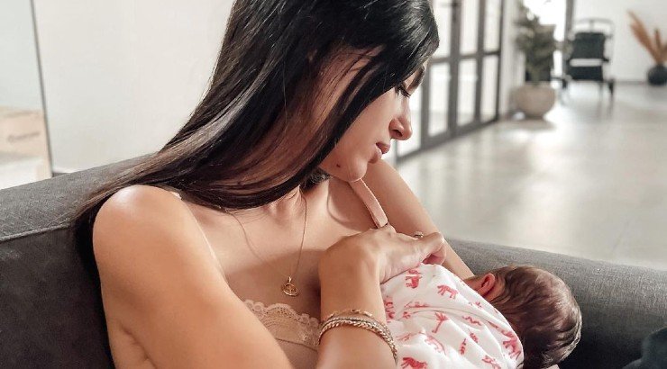 Άντρεα Κυριάκου: Η post-partum εμφάνιση με crop top μία εβδομάδα μετά τη γέννηση της κόρης της [εικόνες]