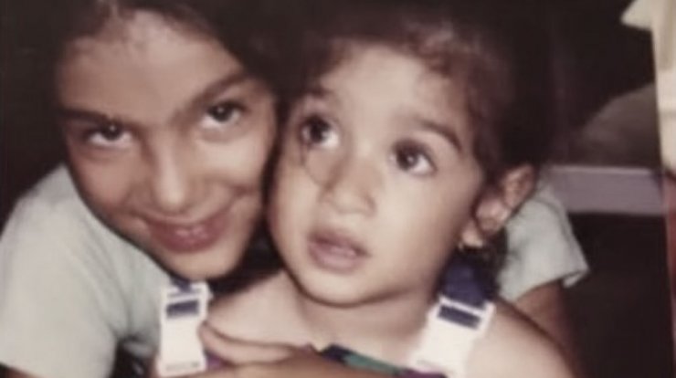 Αναγνωρίζετε ποια πανέμορφη Κύπρια ποζάρει με την αδερφή της σε παιδική ηλικία;