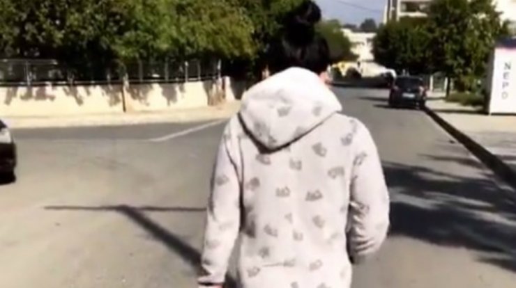 Επώνυμη Κύπρια βγήκε στον δρόμο με την πιτζάμα! [βίντεο]