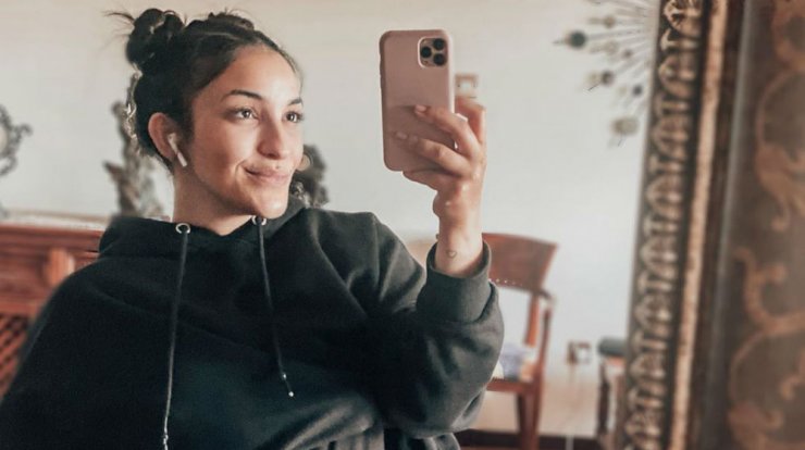 Άντρεα Νικολάου: Φόρεσε crop top και μας δείχνει τη φουσκωμένη της κοιλιά στον πέμπτο μήνα της εγκυμοσύνης της