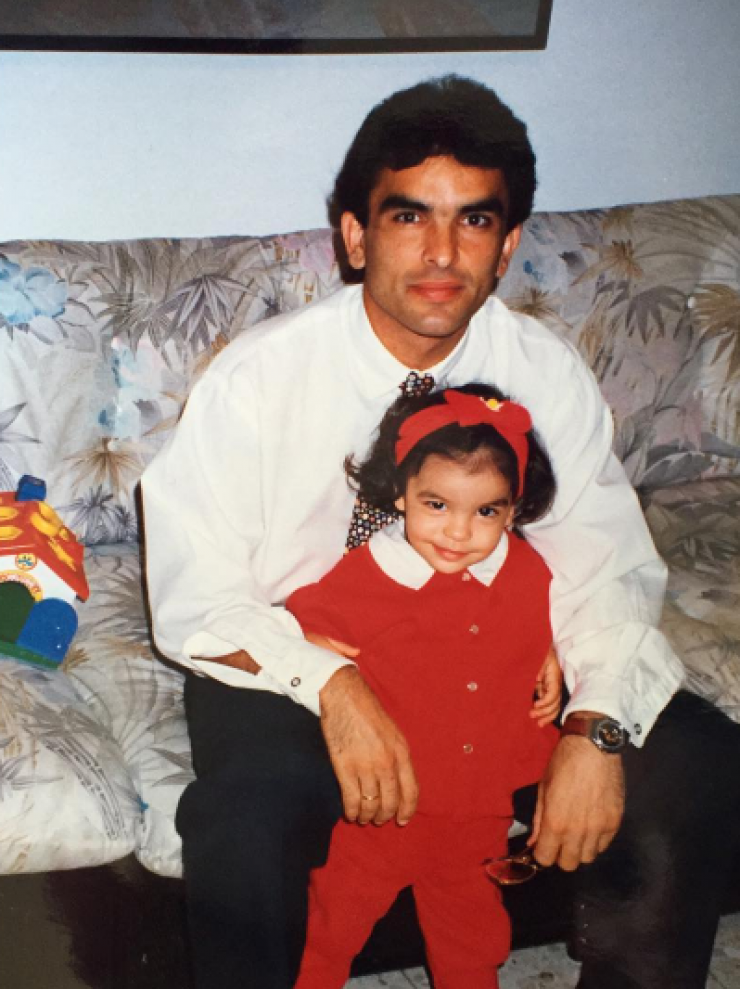 Επώνυμη Κύπρια σε μικρή ηλικία στην αγκαλιά του μπαμπά της!