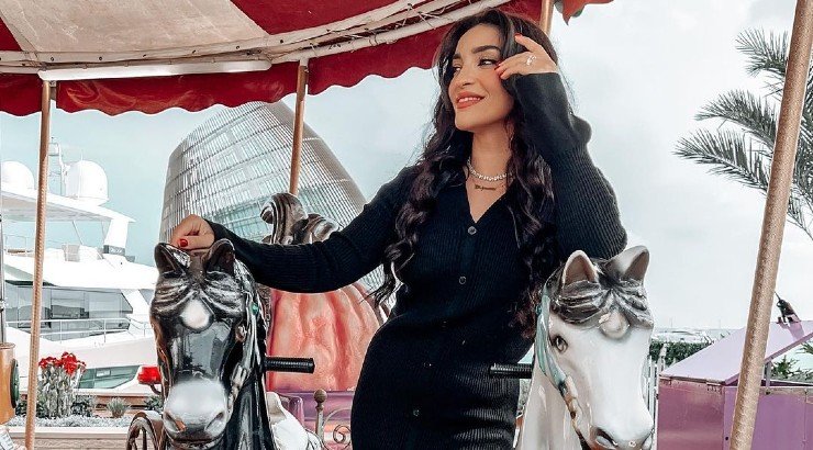 Άντρεα Νικολάου – Παναγή: Κυριακάτικη βόλτα σε χριστουγεννιάτικο χωριό με τη Φλωριάνα της [εικόνες]