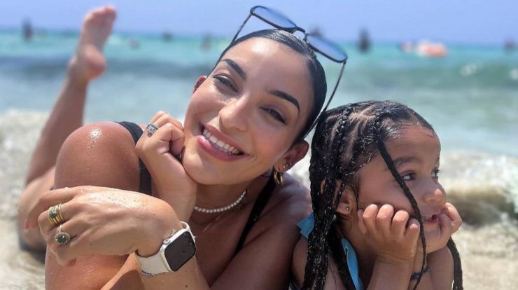 Άντρεα Νικολάου Παναγή: Παιχνίδια με την κόρη της στην άμμο με matchy – matchy μαγιό [εικόνες]