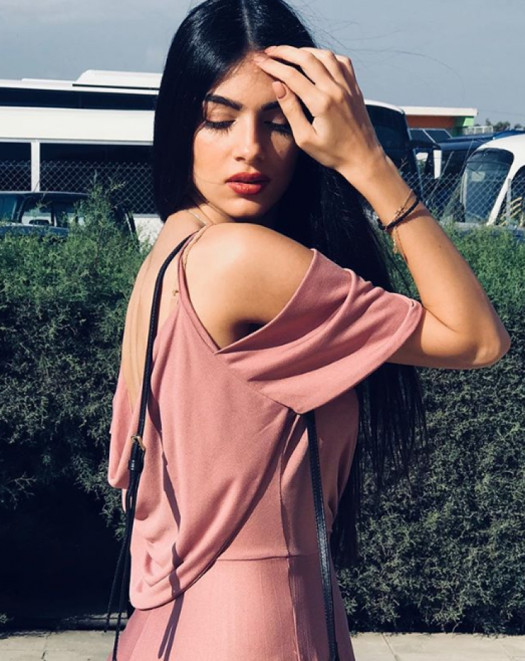 Η Άντρεα Κυριάκου ποζάρει με ολόσωμο μαγιό στη Μύκονο στον πέμπτο μήνα της εγκυμοσύνης της! [εικόνα]