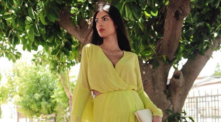 Άντρεα Κυριάκου: Αφότου έμαθε πως περιμένει κοριτσάκι πόζαρε με ροζ μπικίνι και τη φουσκωμένη της κοιλίτσα