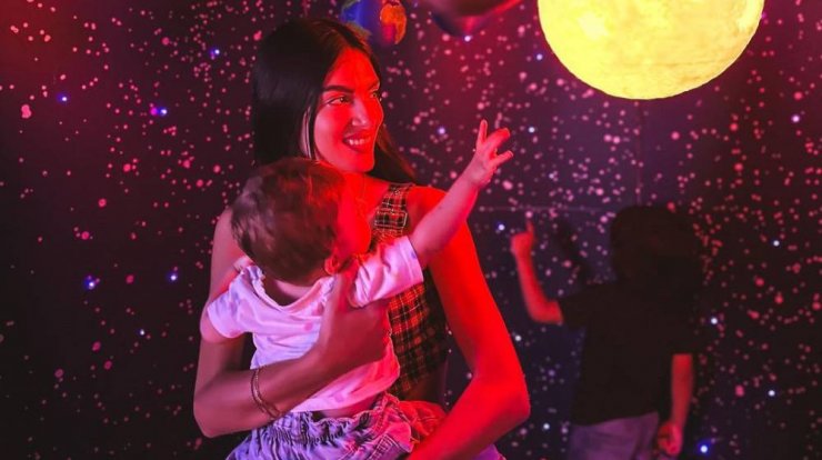 Άντρεα Κυριάκου: Με τα παιδάκια της στις κούνιες στην παιδική χαρά [βίντεο]