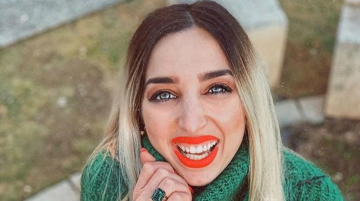 Δείτε την Ανδρέανα Φραγκούδη μελαχρινή