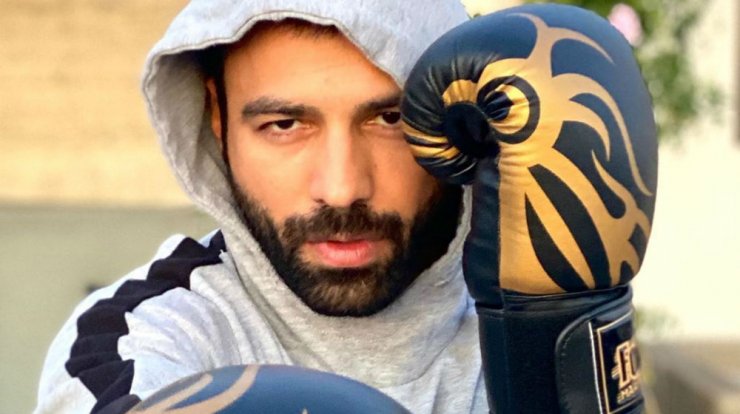 Ο Ανδρέας Γεωργίου ποζάρει εντελώς γυμνός στο δάσος! [εικόνα]