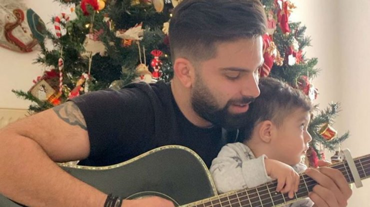 Ανδρέας Λέοντας: Τραγουδάει αγκαλιά με τον γιο του χριστουγεννιάτικο τραγούδι! [βίντεο]
