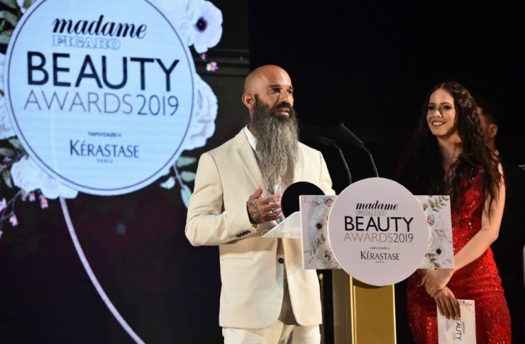 Ανδρέας Θεοδώρου: O βραβευμένος κομμωτής μας δείχνει πως να φτιάξουμε μάσκες μαλλιών και ανέμελο wavy look