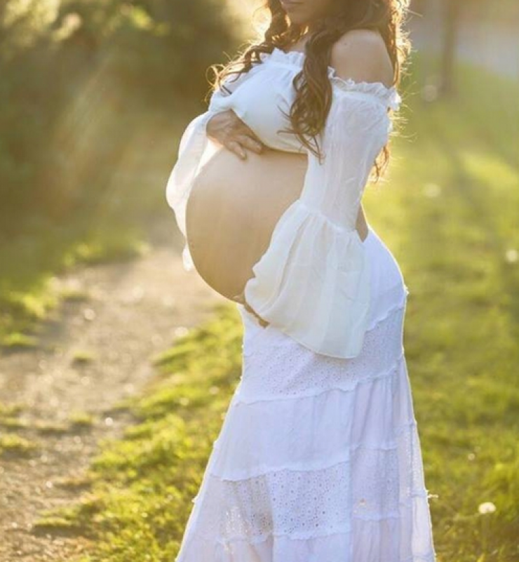 Επώνυμη Ελληνίδα ποζάρει λίγο πριν γίνει μανούλα!