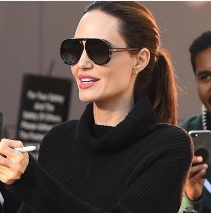 H Angelina Jolie μόλις μας έπεισε ότι χρειαζόμαστε αυτό το ζευγάρι γυαλιά ήλιου