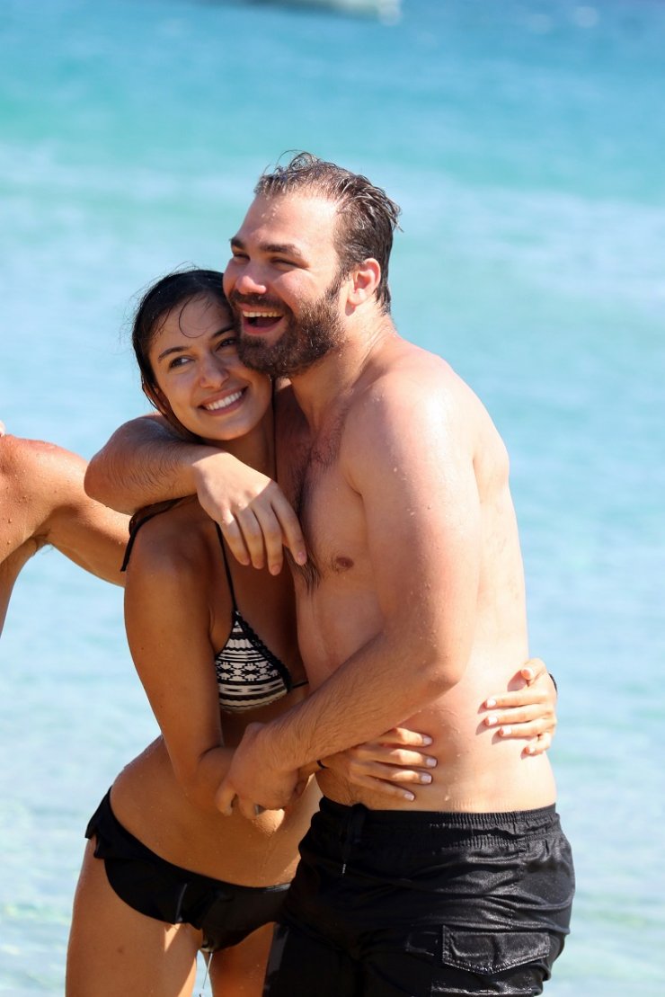  Άννα Πρέλεβιτς - Γιώργος Σαμπάνης: Παιχνίδια στην παραλία [εικόνες]