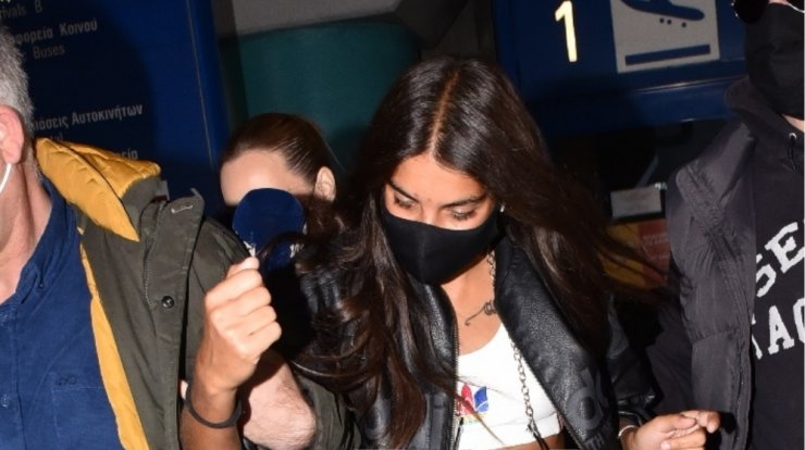 Άννα Μαρία Βέλλη: Επέστρεψε στην Ελλάδα - Το κυνηγητό στο αεροδρόμιο [εικόνες & βίντεο]