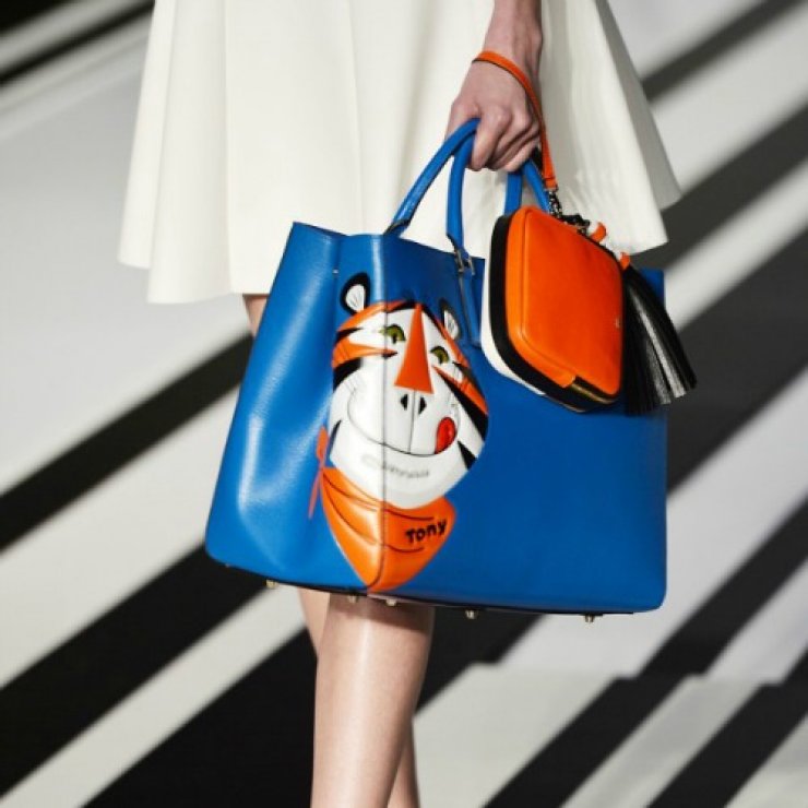 Η Anya Hindmarch σχεδιάζει τις ωραιότερες τσάντες της σεζόν