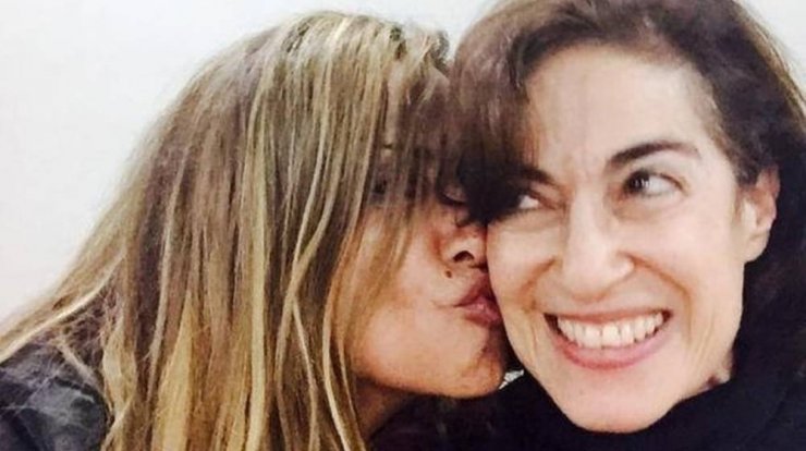 Άννα Βίσση: Ζεσταίνει τη φωνή της με την αδερφή της Λία στο πιάνο [βίντεο]