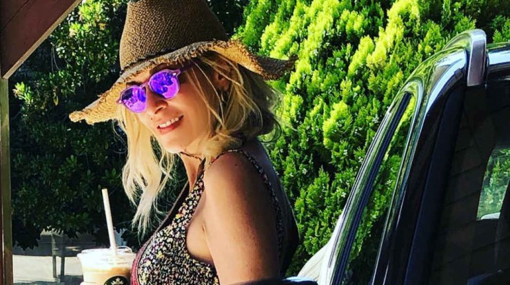 Wow! Η Άννα Βίσση ποζάρει με μπικίνι στα 62 της και εμείς υποκλινόμαστε! [εικόνες]