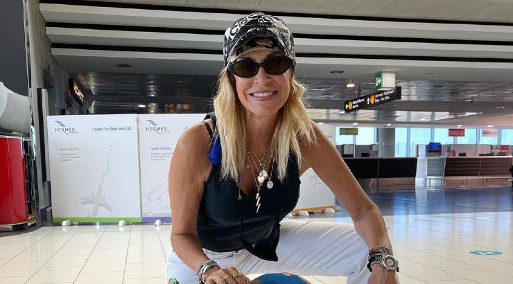 Η Άννα Βίσση στην πισίνα με μπικίνι και εντυπωσιάζει με την αψεγάδιαστη σιλουέτα της [βίντεο]