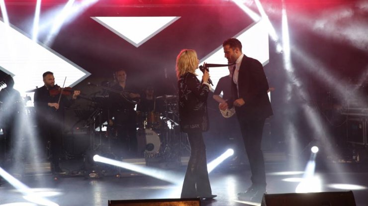 Τα κυπριακά της Βίσση στον Αργυρό όταν την ανέβασε στη σκηνή στη Λεμεσό [βίντεο]