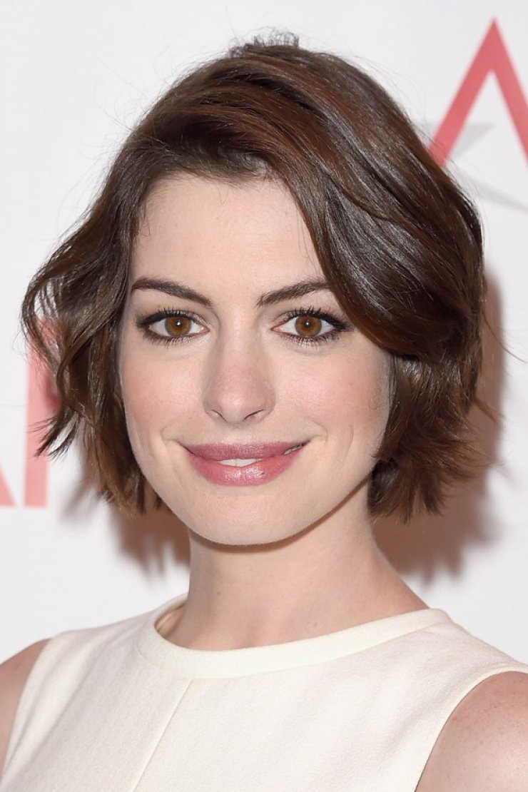 H Anne Hathaway μας δείχνει για πρώτη φορά το μωράκι της