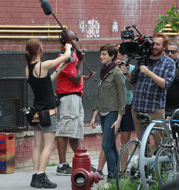 H Anne Hathaway στα γυρίσματα της νέα της ταινίας