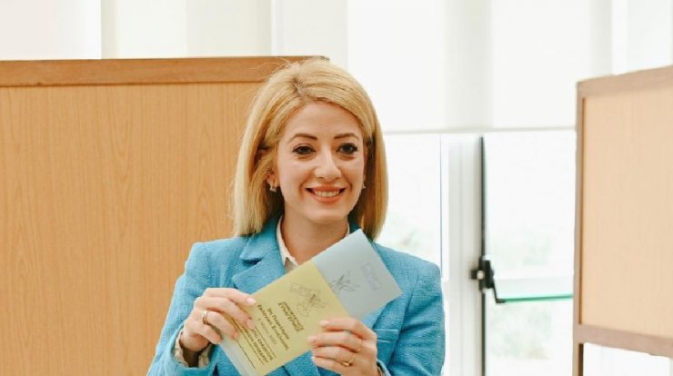 Αννίτα Δημητρίου: Ποζάρει με τη μητέρα της στο πατρικό της στους Τρούλλους [εικόνα]