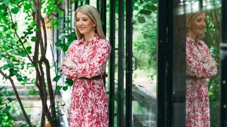 Αννίτα Δημητρίου: Στην τελετή διαβεβαίωσης με outfit σε ανοιξιάτικη απόχρωση 