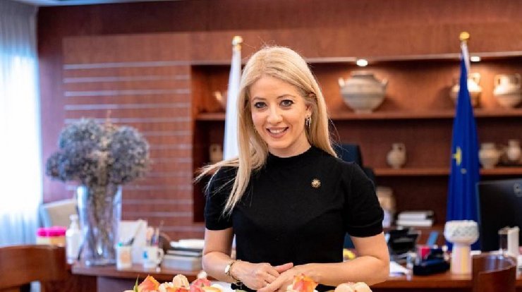 Αννίτα Δημητρίου: Η Πρόεδρος της Βουλής σε χαλαρές στιγμές να πετάει χαρταετό [εικόνα]