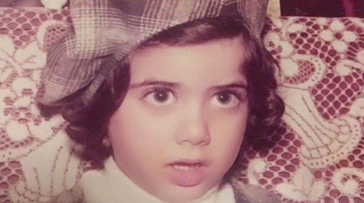 Αναγνωρίζετε την επώνυμη Κύπρια στη φωτογραφία από την παιδική της ηλικία;