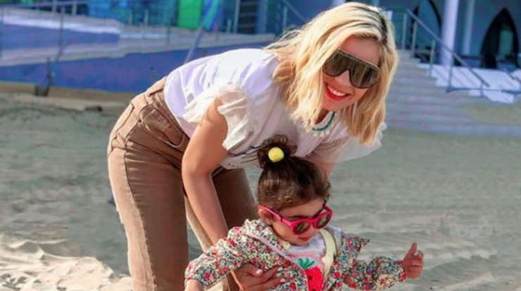 Άντρη Καραντώνη: Στην παραλία με τη μικρή Αργυρώ κάνοντας βουτιές! [βίντεο]