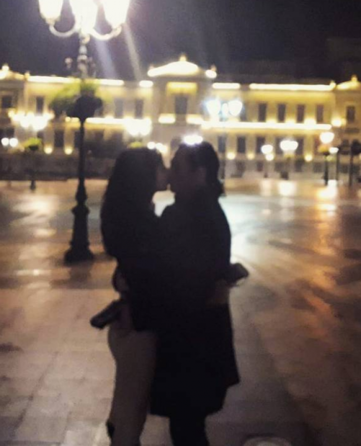 Ζευγάρι της ελληνικής showbiz πήγε σπίτι με το νεογέννητο γιο του και μας τον έδειξαν!