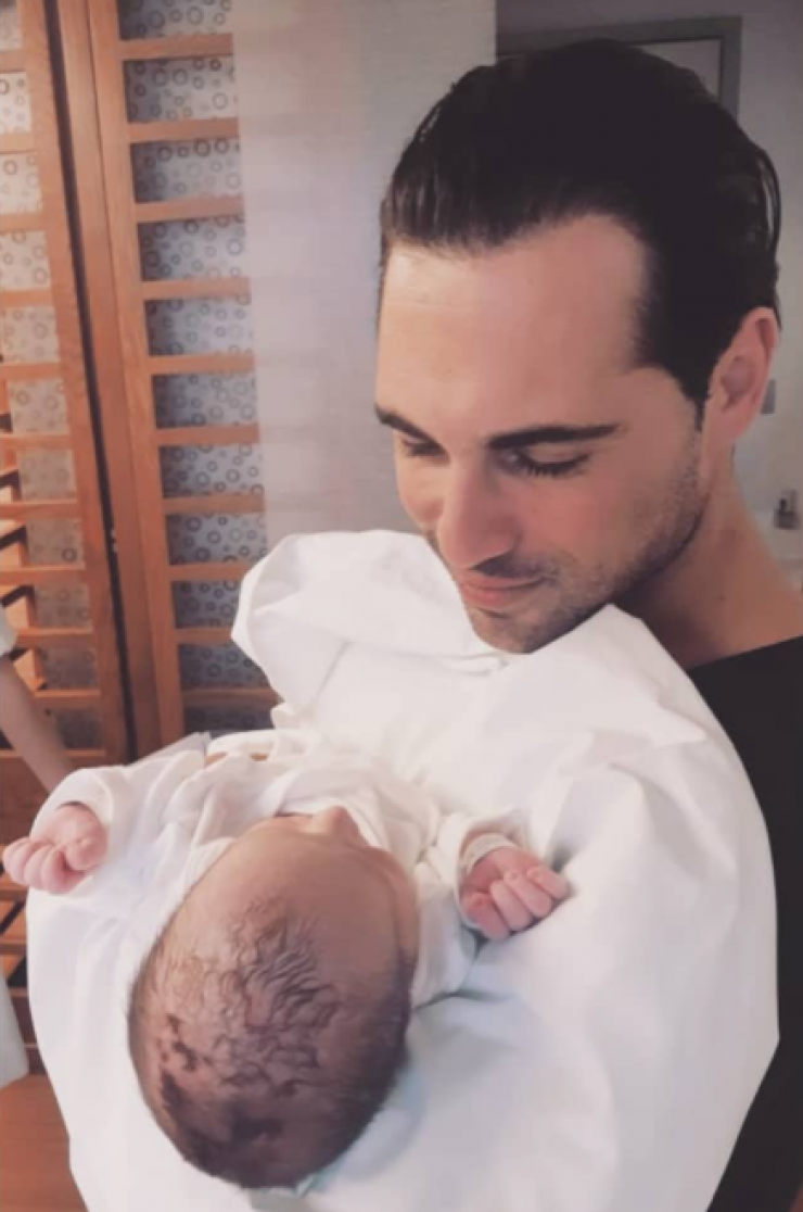 Άνθιμος Ανανιάδης: Μιλάει συγκινημένος μέσα από το δωμάτιο του μαιευτηρίου για τον ερχομό του γιο του!