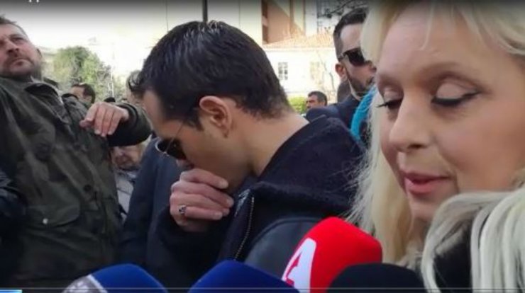 Άνθιμος Ανανιάδης: "Λύγισε" μιλώντας για τον Κώστα Βουτσά λίγο πριν ξεκινήσει η εξόδιος ακολουθία