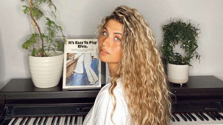 Η πανέμορφη και ταλαντούχα τραγουδίστρια που κάνει καριέρα στο Λονδίνο είναι κόρη γνωστής Κύπριας!